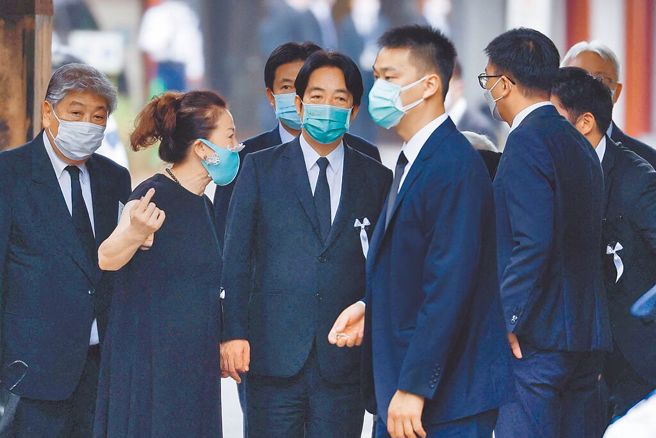 副总统赖清德「闪电」赴日吊唁安倍「私人或是特使行程」争议，总统府新闻稿对赖「特使行程」只字未提，蔡英文脸书则不发一语，Line群组又一片静悄悄，是否又擦出「两个太阳」的火花？（路透）
