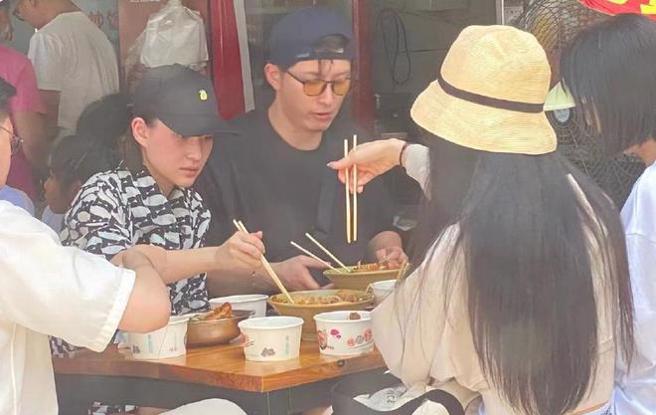  网友拍下何超莲和男友、朋友吃路边摊的照片。（图／微博）