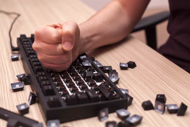 美国一名电竞选手比赛到一半，被爸爸勒令关机出门，拒绝后整台电脑直接被砸烂，引发网路热议。(示意图／shutterstock)