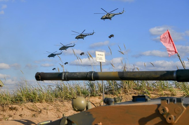 智庫專家們認為，下一階段於頓內茨克和刻松的戰鬥，可能「在很大程度上決定俄烏戰爭的結果」。（示意圖／俄羅斯國防部臉書）