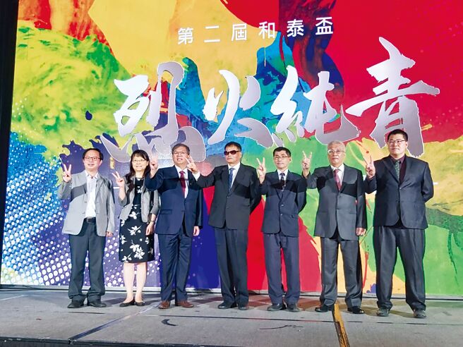 和泰汽車董事黃文瑞（右三起）、黃克銘健康基金會董事長黃志誠、和泰興業總經理林鴻志、教育部國民及學前教育署專門委員林婉琪與三位評審長主持本屆競賽啟動儀式。圖／黃台中