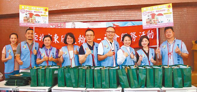 东欣扶轮社长许国辉（中）带领社友支持捐血活动，唤起民眾捐血救人抢救血荒。图／东欣扶轮社提供