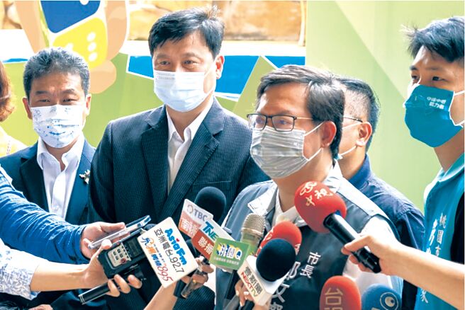 桃园市市长郑文灿（右二）与国泰人寿副总郭文铠（左二）出席「桃园Q青埔购物趣」活动。图／国寿提供