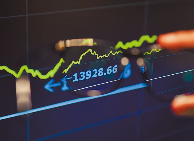 台股12日开低走低，盘中最低至13928.66点，收盘重挫389.91点，收在13950.62点，跌幅2.72%。（王德为摄）