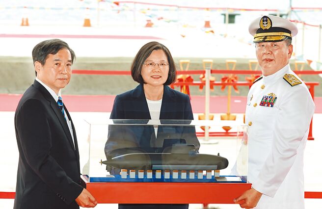 蔡英文总统（中）2019年5月9日出席潜舰国造专用厂房动土典礼，海军司令黄曙光（右）与台船董事长郑文隆（左）呈献IDS潜舰模型。（本报资料照片）