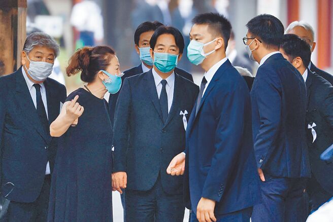 副總統賴清德(左三)赴日弔唁日本前首相安倍晉三，送安倍最後一程。（路透）