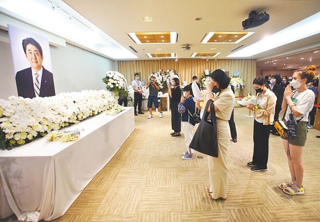 日本前首相安倍晋三遭枪击身亡，日本台湾交流协会12日开放场所供民眾前来悼念。（陈君玮摄）