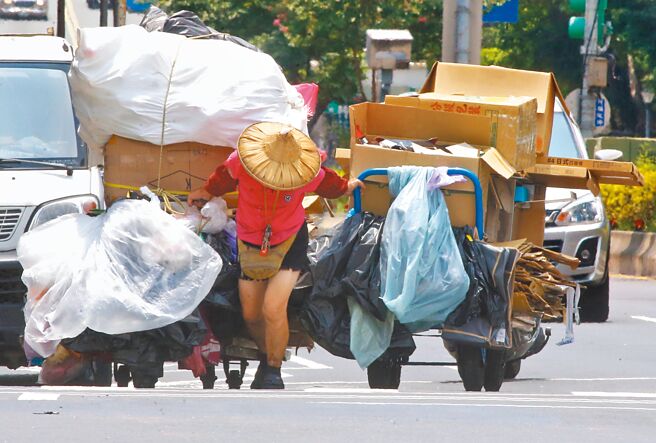 罗智先强调财富分配出了问题，现在中间层逐渐萎缩，业者涨价可能压缩到另一个层级。（陈君玮摄）