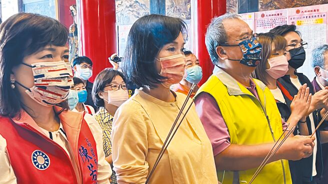 国民党高雄市长参选人柯志恩（左二）。（本报资料照）