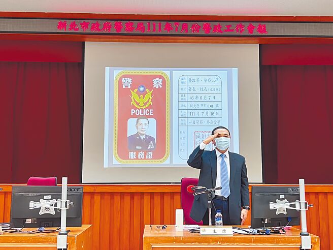 新北市长侯友宜本月16日届龄退休，将正式告别警察身分，12日最后一次以警职身分主持治安会报，全场起立鼓掌，他也举手敬礼。（李奇叡摄）