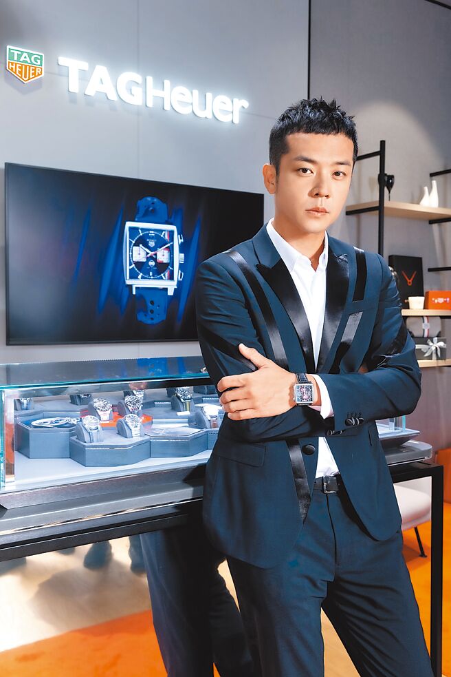 姚元浩身穿深藍色西裝演繹泰格豪雅Monaco紫色表盤計時碼表，猶如總裁上身。（TAG Heuer提供）