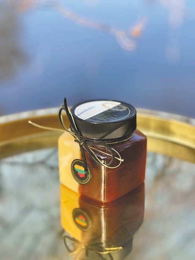 遠東SOGO復興館立陶宛美食展，雙色蜂蜜1180元。（SOGO提供）