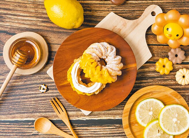 甜甜圈品牌Mister Donut首度携手蜂蜜品牌「蜜蜂工坊」推7款蜂蜜风味波堤甜甜圈，其中包含「蜂蜜柠檬法兰奇」（见图）48元。13日至17日可享新品买六送三。（Mister Donut提供）