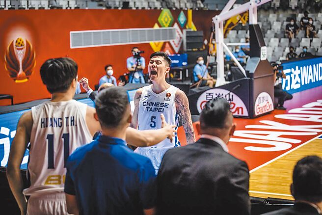 中华队刘铮投进球之后跑到板凳席前面狂吼庆祝。（取自FIBA官网）