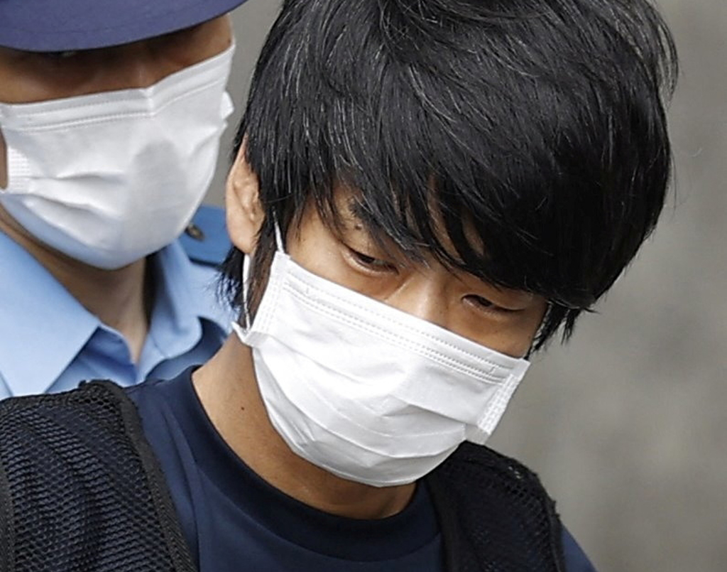 射杀前日相安倍晋三的41岁凶嫌山上彻也10日在奈良由警察押送至检方。（路透/共同社）(photo:ChinaTimes)