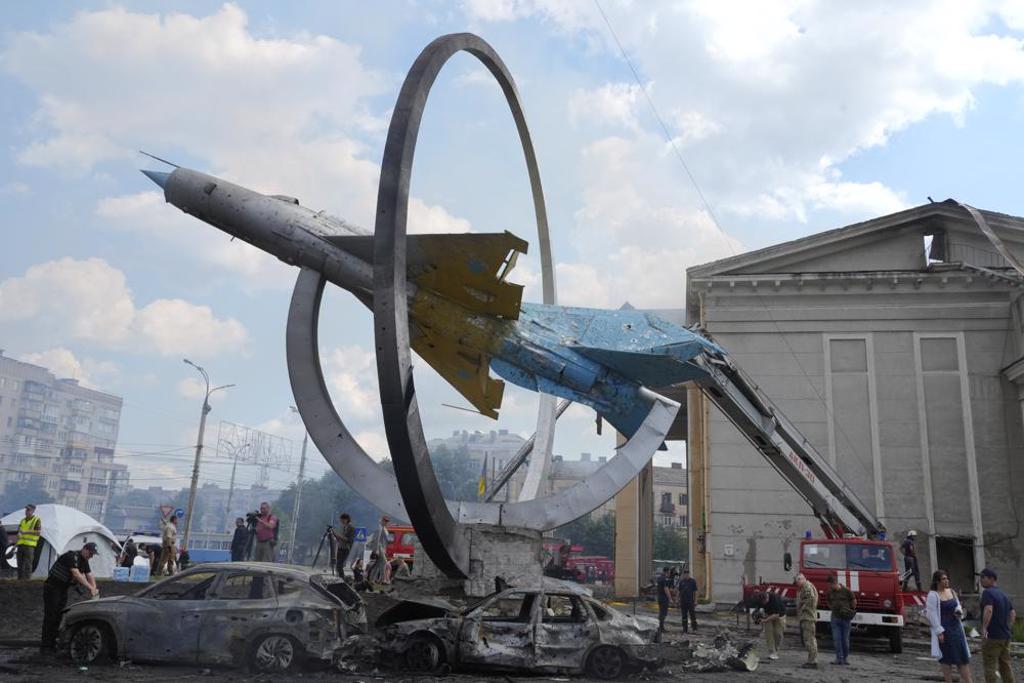 文尼察办公大楼附近的乌克兰空军的纪念碑，是苏联MiG-21战斗机 ， 旁边的汽车全毁，可见其破坏力。(图/美联社)(photo:ChinaTimes)
