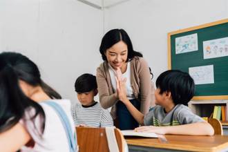 小學兒寫數學題「神邏輯」爸一看昏倒 作業曝光網驚：未來理工棟樑