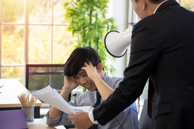 原PO表示，学弟展现才能受到老板器重，对自己的态度也大为改变，从一开始的礼貌到现在完全不客气了。(示意图／shutterstock)