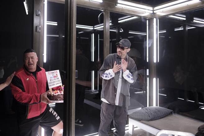 熱狗之前歡慶生日，好友草爺送上生日驚喜。（本色音樂提供）