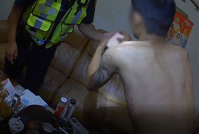 苗栗縣竹苗南鎮朱姓青年遭槍擊臉頰受傷，由苗栗縣消防局竹南分隊人員送醫。（讀者提供／謝明俊苗栗傳真）