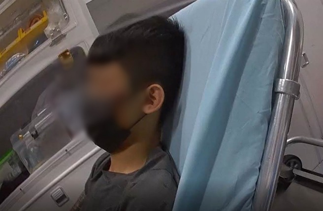 苗栗縣竹苗南鎮朱姓青年遭槍擊臉頰受傷，由苗栗縣消防局竹南分隊人員送醫。（讀者提供／謝明俊苗栗傳真）