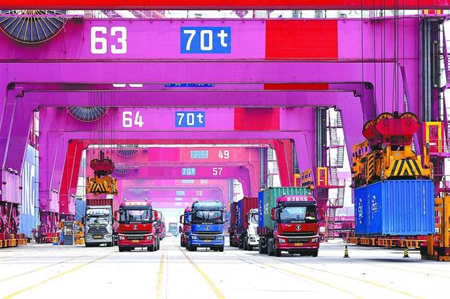 大陆央媒：大陆下半年货币政策有五大看点。图为13日山东青岛港前湾外贸货柜码头正在作业。（环球时报／IC photo）