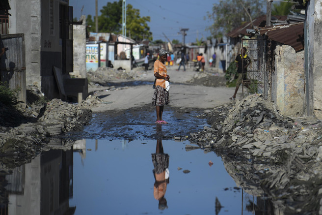 太子港人口稠密的贫民区太阳城（Cite Soleil）的两个敌对帮派本月7日爆发大乱斗。(图／美联社)