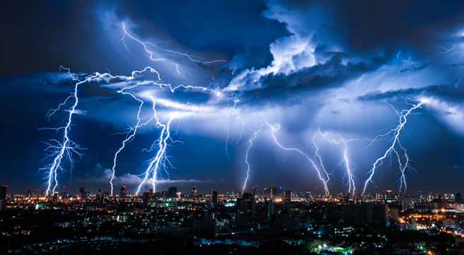 民宿老闆誆被雷打到沒電，妹子追真相，結果超扯。（圖／shutterstock）