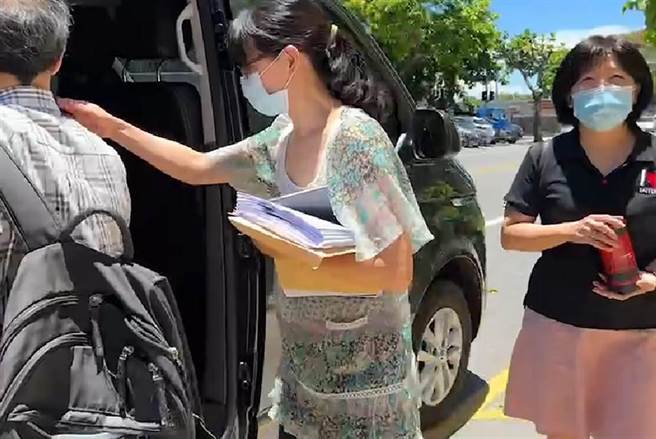台东县调查站搜索卫生局，副局长锺明霞（右一）被带回。（民眾提供）