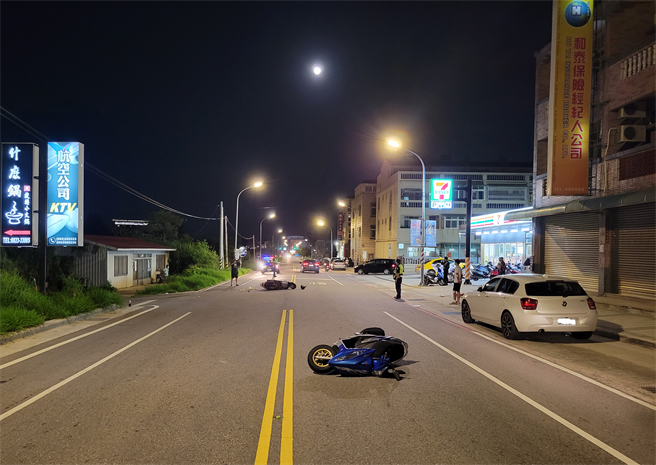 金门昨夜发生1起机车追撞机车的事故，造成1名地高中生和2名金门大学印尼籍女生倒地受伤。（警方提供）