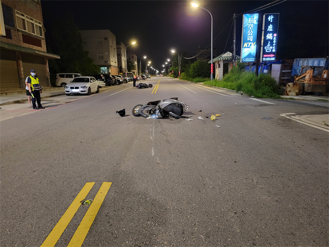 现场机车喷飞10余公尺，景况让人怵目惊心。警方初步研判疑因行经路口未减速及超车不慎引起，确切肇事原因有待进一步调查厘清。（警方提供）