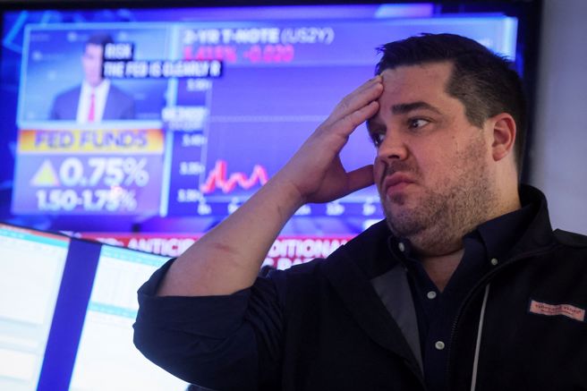 美国通膨压力高，许多人被迫减少生活开销。（示意图／美联社）