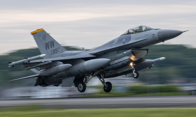 美国空军F-16战机降落日本三泽空军基地的资料照。（美国空军）