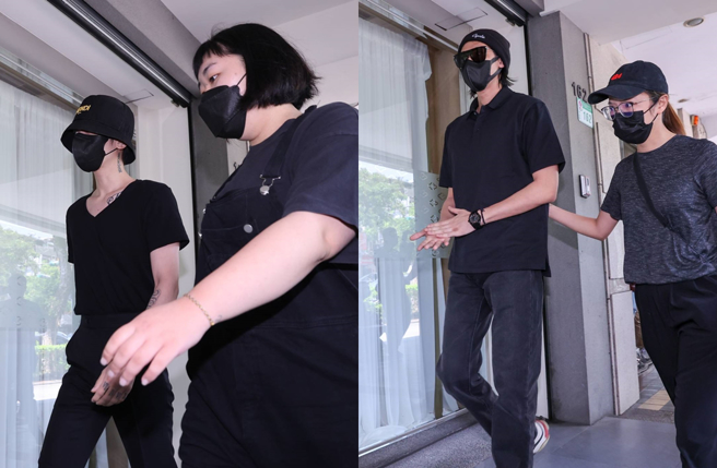 畢書盡、李玉璽停留約莫20分鐘，眼眶泛紅走出會館，難過表示不接受訪問。（圖／羅永銘攝）