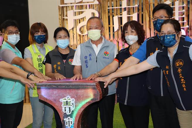 苗栗县长徐耀昌等人启动菁市集活动。（苗栗县府提供／李京升苗栗传真）