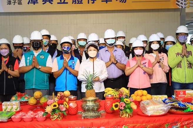 潭兴立体停车场14日举行上梁典礼，市长卢秀燕祈求工程顺利。（陈淑娥摄）