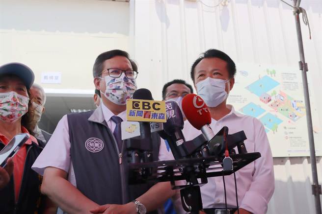 被問到張善政質疑「我好像在跟鄭文燦選」，鄭文燦強調，他市政行程跟選舉行程分得很清楚。（呂妍庭攝）