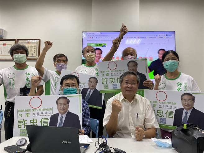许忠信(前右一)今天宣布参选台南市长。(曹婷婷摄)