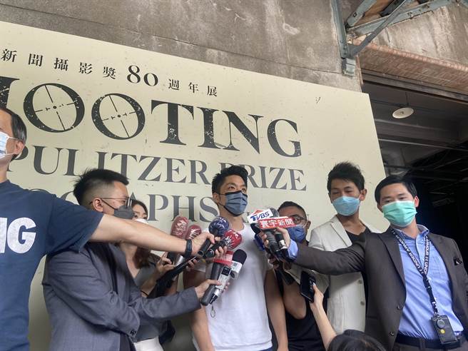 國民黨台北市長參選人蔣萬安14日參觀普立茲攝影展前受訪表示，未來若當台北市長，一定會將重陽敬老金補足到1500元。（陳薏云攝）