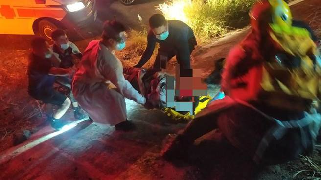 男子边企图跳海轻生，适逢海水退潮，裸露海底烂泥，男子卡在烂泥中，进退不得，警方也即时赶到现场，将施男送医救护，挽回一条宝贵性命。（鹿港警分局提供／吴敏菁彰化传真）