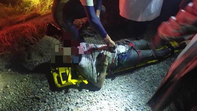 男子边企图跳海轻生，适逢海水退潮，裸露海底烂泥，男子卡在烂泥中，进退不得，警方也即时赶到现场，将施男送医救护，挽回一条宝贵性命。（鹿港警分局提供／吴敏菁彰化传真）