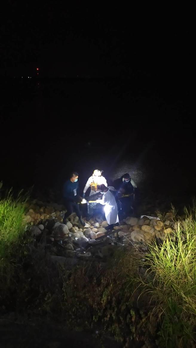 男子边企图跳海轻生，适逢海水退潮，裸露海底烂泥，男子卡在烂泥中，进退不得，警方也即时赶到现场，将施男送医救护，挽回一条宝贵性命。（鹿港警分局提供／吴敏菁彰化传真）