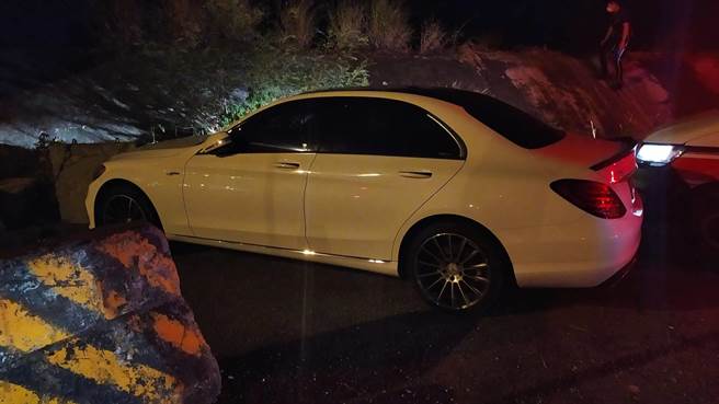 男子边企图跳海轻生，适逢海水退潮，裸露海底烂泥，男子卡在烂泥中，进退不得，警方也即时赶到现场，将施男送医救护，挽回一条宝贵性命。（鹿港警分局提供／吴敏菁彰化传真）