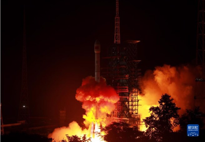 大陆13日凌晨在西昌卫星发射中心，使用长征三号乙运载火箭，成功将天链二号03星发射升空。（新华社）