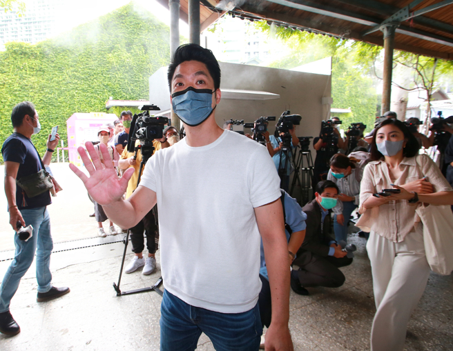 國民黨台北市長參選人蔣萬安（中）14日前往華山藝文中心參觀「普立茲新聞攝影獎80週年展」。（陳信翰攝）