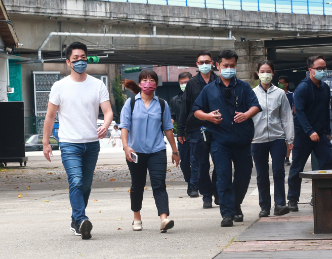 國民黨台北市長參選人蔣萬安（左）14日前往華山藝文中心參觀「普立茲新聞攝影獎80週年展」，現場維安的大批員警也跟著蔣萬安一同進入會場。（陳信翰攝）