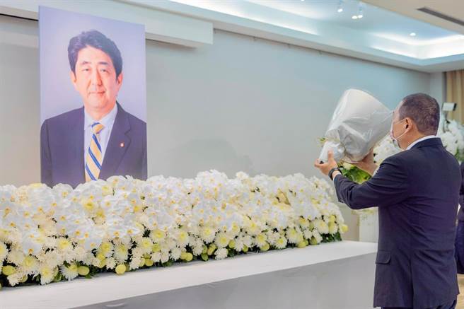 侯友宜昨日前往台日交流协会悼念前日本首相安倍晋三。（摘自侯友宜脸书）