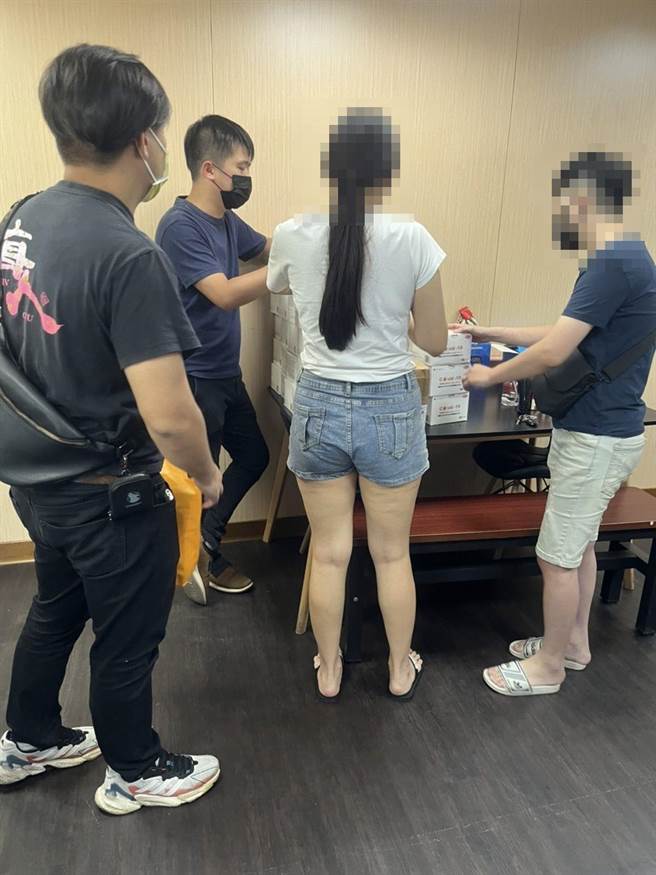 汐止警方查獲違反販售COVID-19快篩試劑。（警方提供）