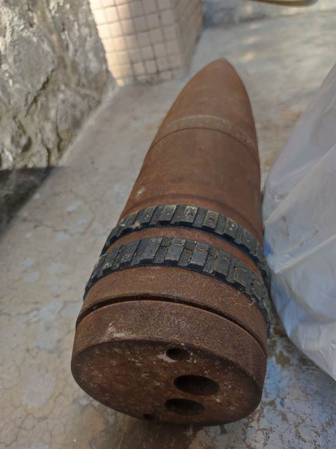 袁婦發現家中竟有重6公斤、長60公分的砲彈，並立即向警方請求協助。（翻攝照片／崔正綱高雄傳真）