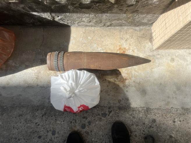 袁婦發現家中竟有重6公斤、長60公分的砲彈，並立即向警方請求協助。（翻攝照片／崔正綱高雄傳真）